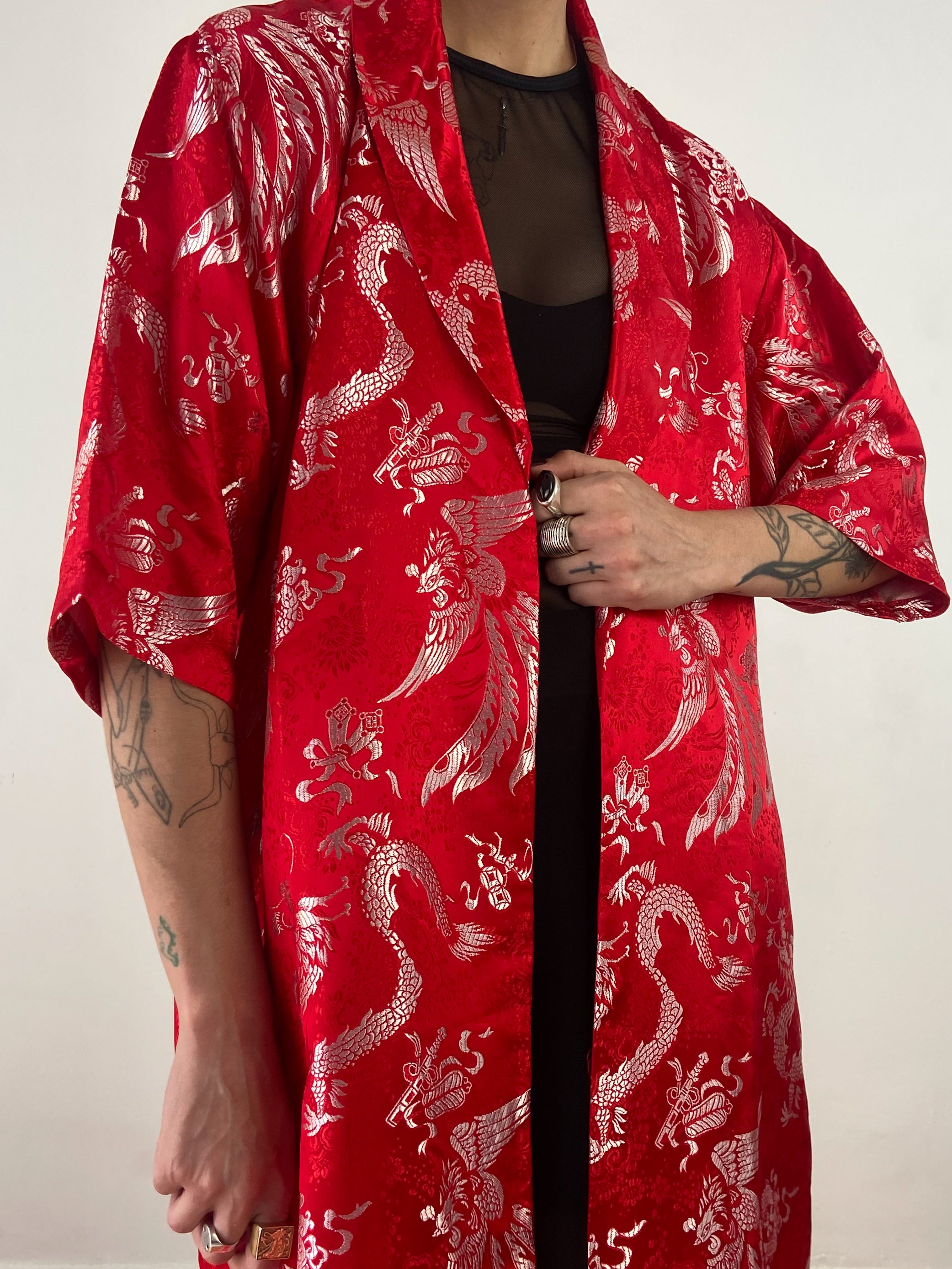 Kimono oriental vermelho e prata