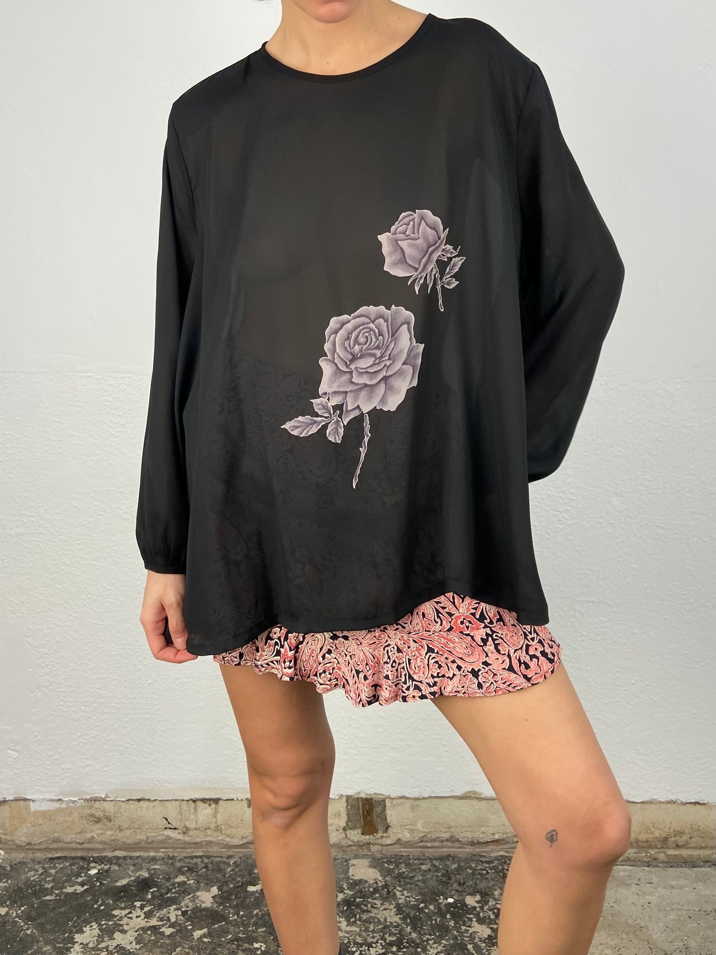 Blusa vintage rosas cinzas