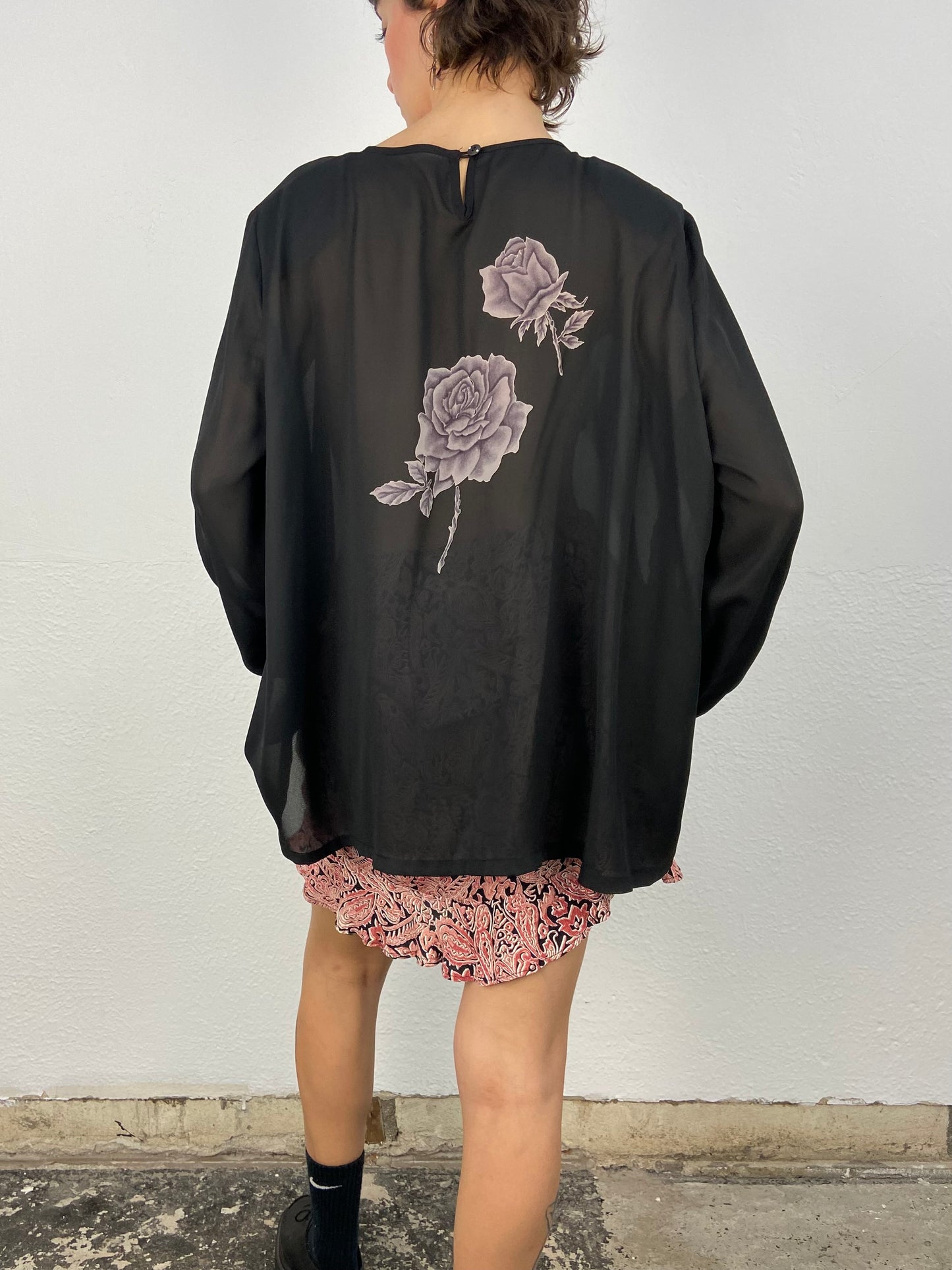 Blusa vintage rosas cinzas