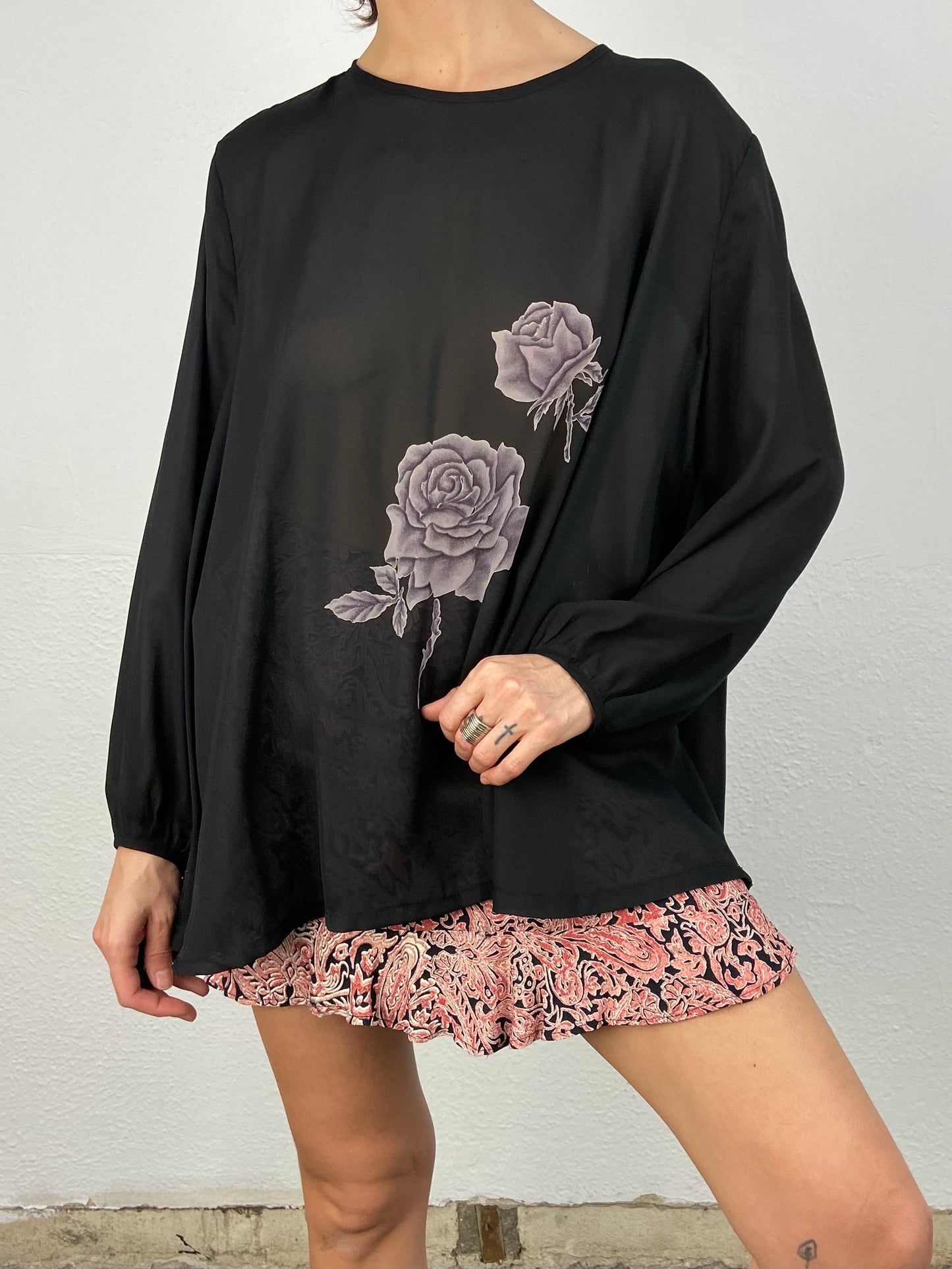 Blusa vintage rosas cinzas